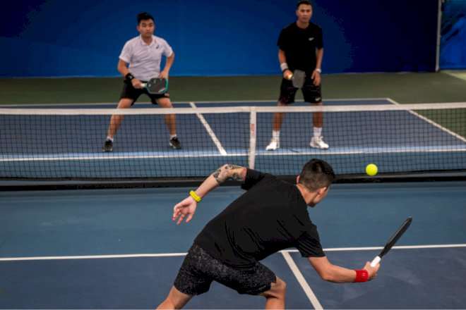 Anh đã phá bỏ rào cản, giúp hàng ngàn người ở độ tuổi trung niên, dân văn phòng tự tin xách vợt ra sân