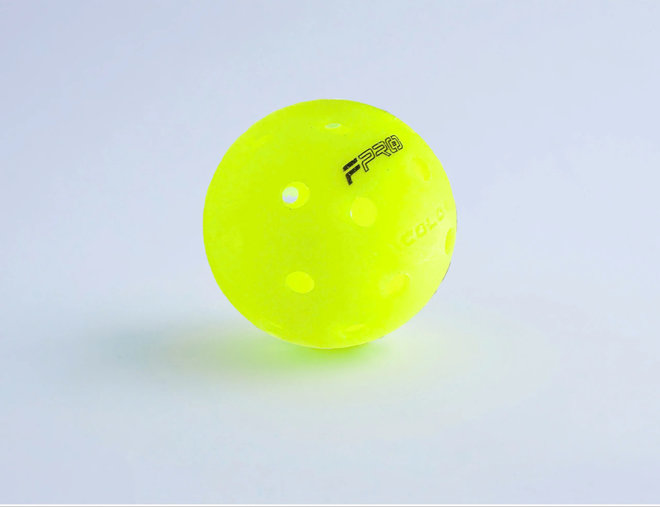 Bóng Facolos F-Pro Performance Gen 2 sở hữu màu xanh lá đặc trưng gồm 40 lỗ bóng