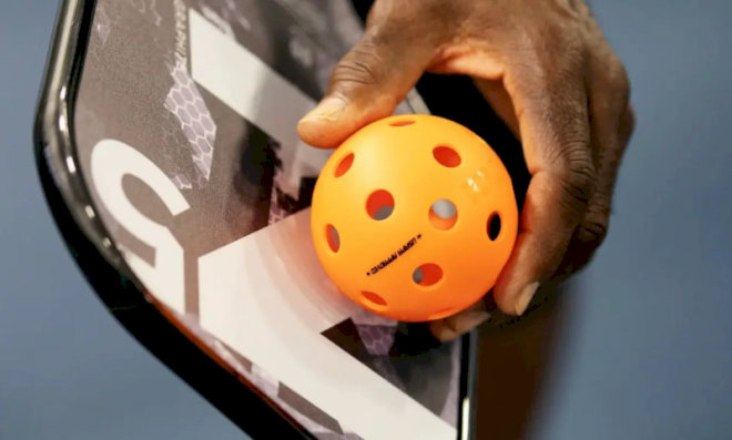 Bóng pickleball trong nhà có kích thước lỗ to hơn, ít hơn do không có gió 