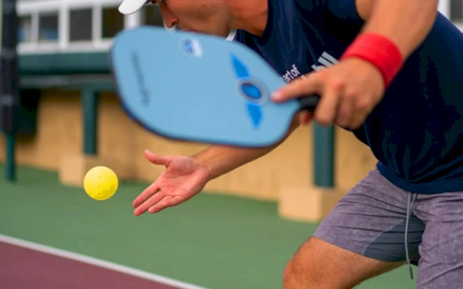 Lỗi giao bóng khi người chơi toss lại và vung vợt thêm lần nữa