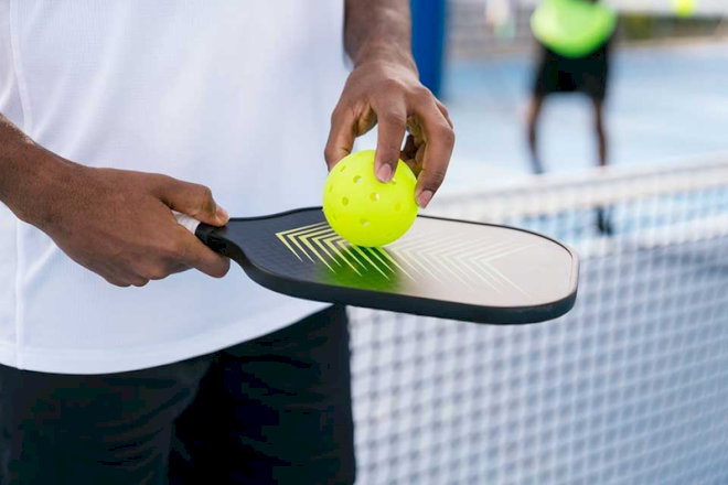 Tùy vào trình độ và nội dung thi đấu sẽ có cách cầm vợt Pickleball phù hợp