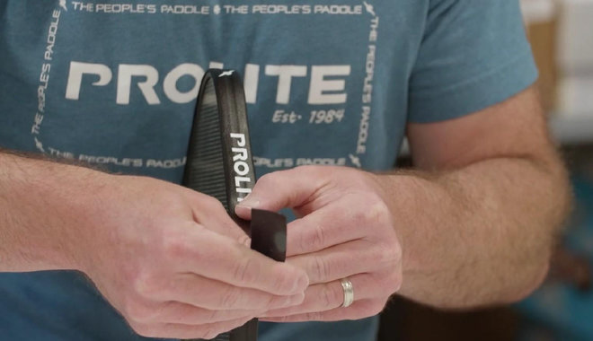 Dán và miết viền vợt sang hai bên