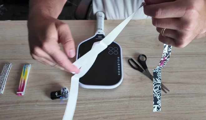 Bóc lớp giấy bảo vệ vợt Pickleball