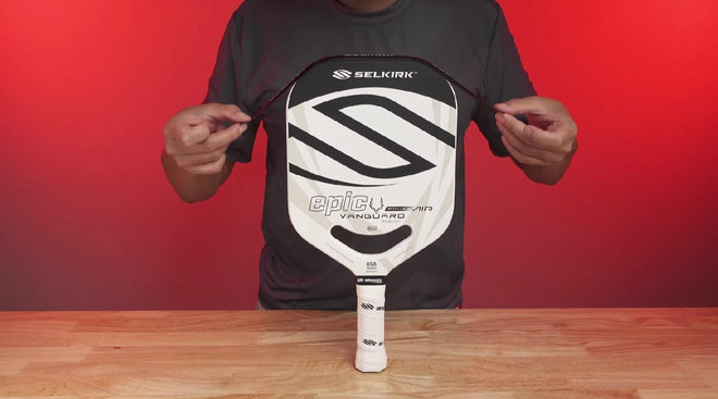 Cố định điểm néo trung tâm trên viền vợt Pickleball