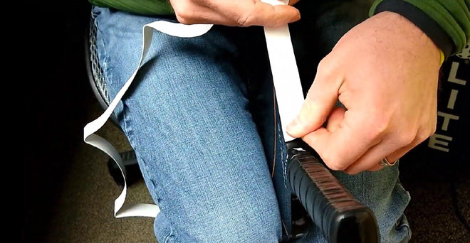 Dán viền vợt pickleball từ trái qua phải (hoặc ngược lại)