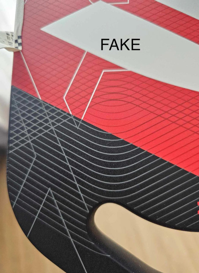 Chi tiết in bị lệch giúp người chơi phân biệt vợt Selkirk thật và giả