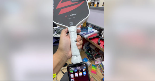 Chạm cạnh trên của máy vào cán vợt để đọc chip nhanh và chính xác