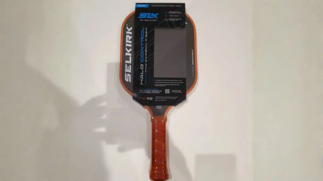 Vợt chính hãng có tem nhãn in rõ ràng, không lỗi chính tả và dán chắc chắn