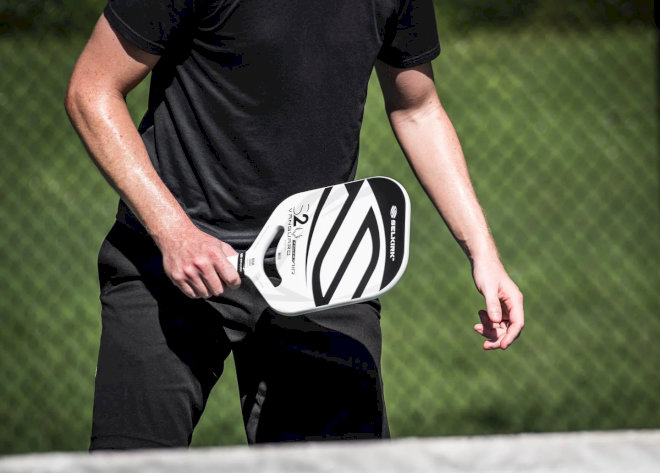 Vợt Selkirk chính hãng có trọng lượng cân bằng và cảm giác cầm chắc tay