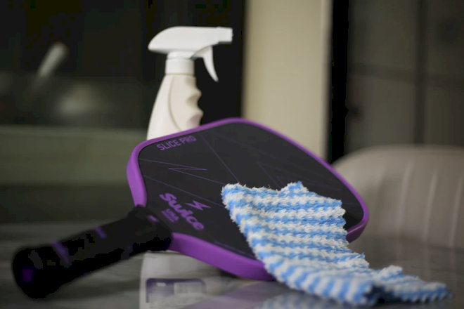 Cần chuẩn bị đầy đủ dụng cụ chuyên dụng để tẩy vợt Pickleball