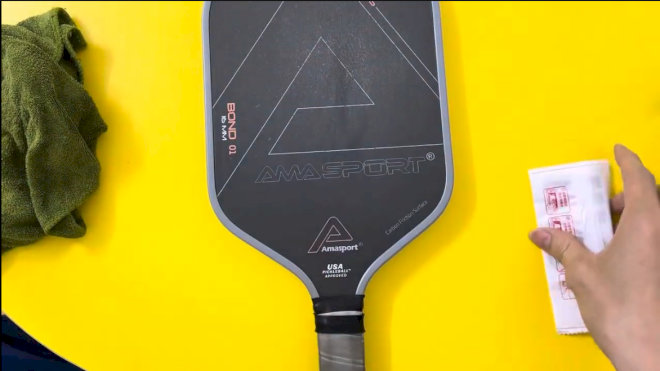 Chuẩn bị khăn mềm để lau sạch vợt trước khi cuốn viền