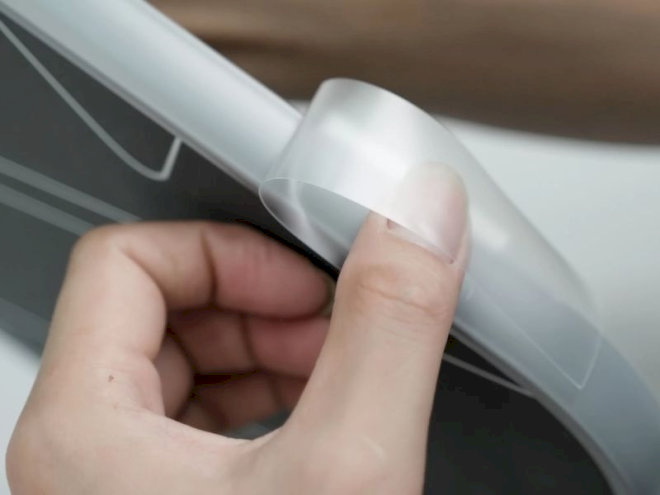 Dán băng viền lan dần sang hai phía còn lại quanh vợt