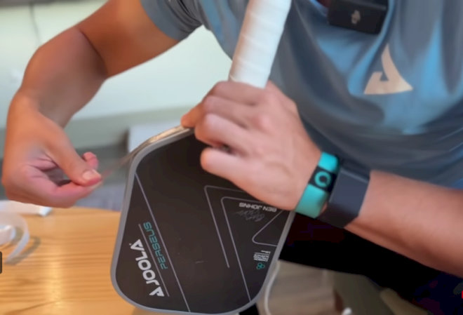 Dán chì đều và cân đối giữa hai bên khung vợt 