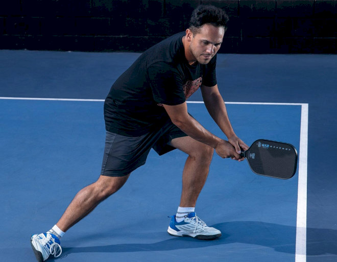 GX2 Elongated cho spin tốt nhờ mặt 3K Woven Raw Carbon và khả năng giữ bóng trên mặt vợt