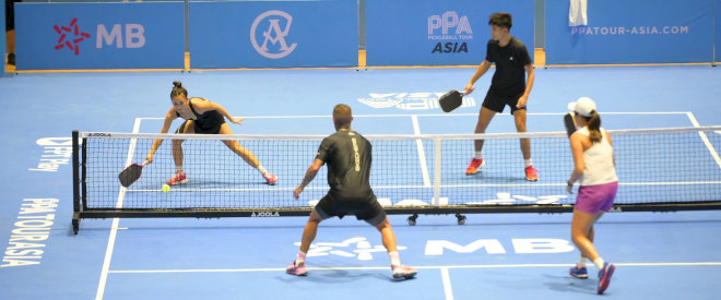 Hãy hạ thấp trọng tâm và ưu tiên dink chéo sân để thực hiện cú Dink Pickleball chuẩn xác