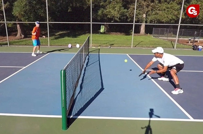 Vợt quá nảy khiến bóng dễ bay ra ngoài hoặc vọt lên cao