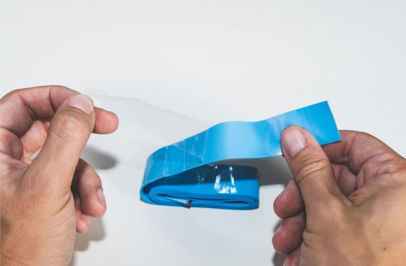 Gỡ lớp màng trong suốt bảo vệ dây cuốn, lưu ý tránh không để dây bị xoắn