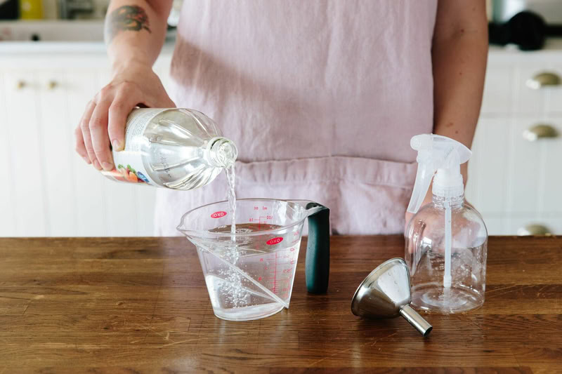 Hòa một lượng nhỏ xà phòng dịu nhẹ hoặc chất tẩy rửa trung tính vào nước ấm