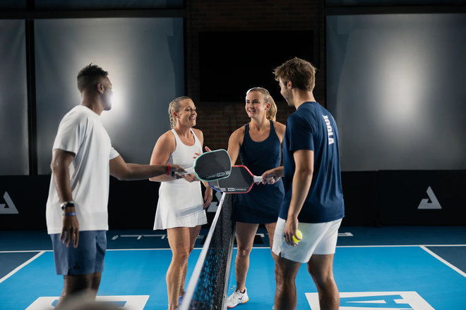 Vợt Pickleball Joola 5 Perseus tạo ra những đường bóng topspin cắm thẳng xuống sân với tốc độ cực nhanh