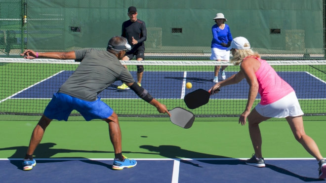 Khi đánh đôi hai người nên giữ đội hình song song với lưới