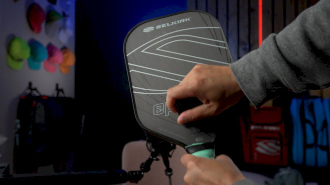 Không chà cục tẩy vợt Pickleball quá mạnh vì sẽ làm mòn hoặc xước bề mặt