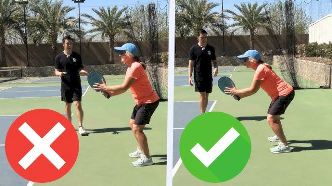 Tư thế chuẩn bị chuẩn trong pickleball phải dồn trọng lượng cơ thể về phía mũi chân, gót chân kiễng nhẹ