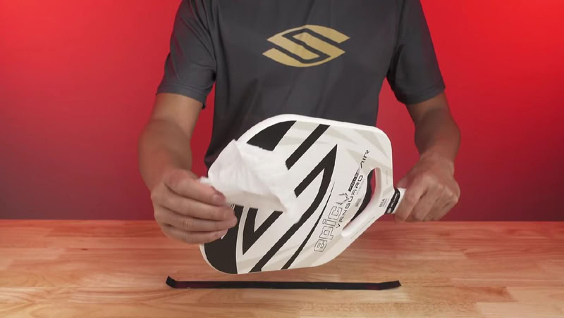 Lau sạch bụi bẩn bằng khăn ẩm