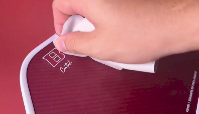 Lau sạch lại mặt vợt Pickleball bằng khăn microfiber (có thể sử dụng khăn ẩm)