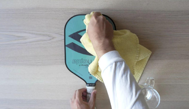 Lau sơ mặt vợt trước khi sử dụng cục tẩy chuyên dụng