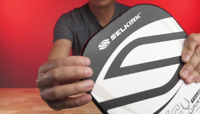 Miết lại toàn bộ viền bằng tay để cố điện viền vợt Pickleball 