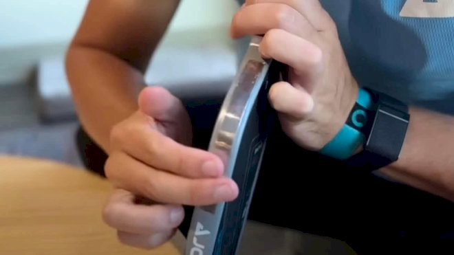 Miết mạnh phần viền vợt vừa được dán 