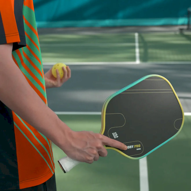 Trọng lượng vợt là yếu tố ảnh hưởng đến tốc độ phản xạ