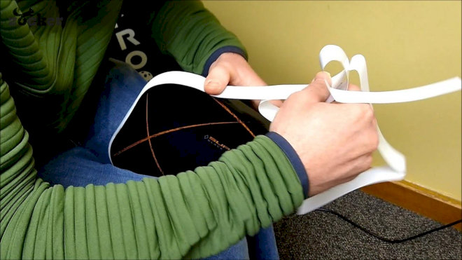 Nên chọn băng dán có độ dày và độ rộng phù hợp với độ dày khung vợt