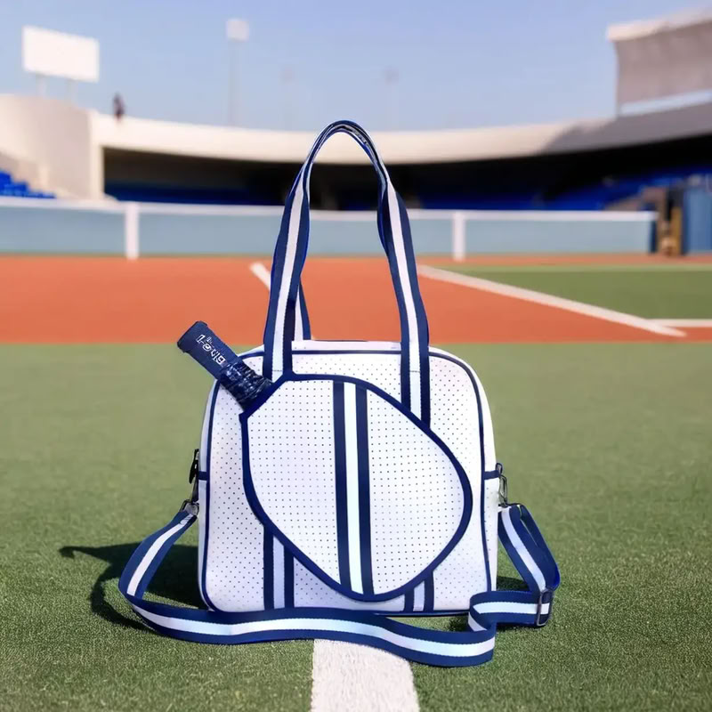 Nên vệ sinh túi đựng vợt sau mỗi buổi chơi để đảm bảo túi bảo quản tốt