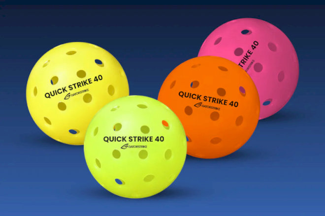 Ở ngoài trời, bóng pickleball cần đáp ứng những tiêu chuẩn riêng để đảm bảo đường bóng tốt 