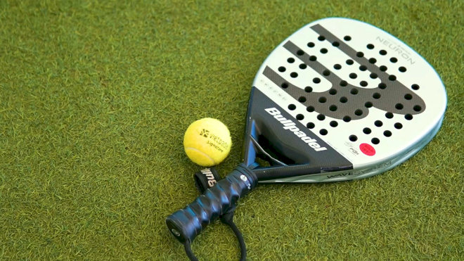 Vợt Padel có mặt liền khối đặc từ vật liệu cao cấp như sợi carbon hoặc sợi thủy tinh để đảm bảo độ bền