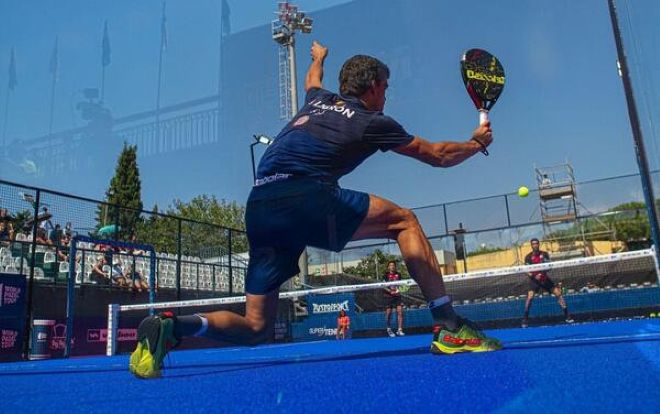 Chiến thuật padel xoay quanh việc tận dụng tối đa những bức tường kính xung quanh để phòng thủ