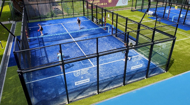 Một sân Padel tiêu chuẩn đòi hỏi quy trình thi công phức tạp và không gian cố định