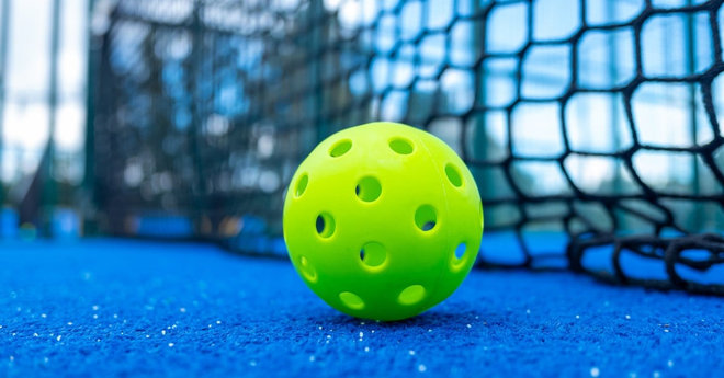 Việc chọn đúng bóng Pickleball giúp người chơi phát huy kỹ thuật tốt hơn