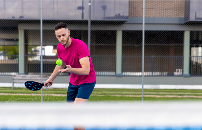 Giao bóng sâu là kỹ thuật được ưu tiên khi đánh đơn Pickleball