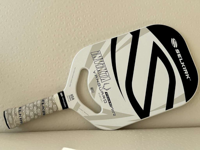 Vợt Pickleball Selkirk tạo xoáy ổn định, dễ điều bóng và phản công an toàn