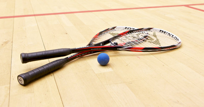 Vợt Squash có hình dáng thuôn dài giống như giọt nước và bóng được làm từ cao su rỗng