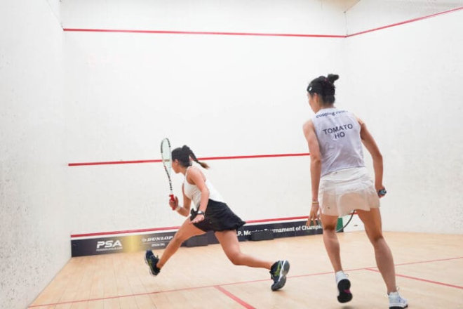 Squash buộc bạn phải tính toán góc độ cực kỳ phức tạp để đón điểm rơi chính xác