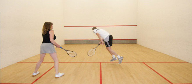 Sân Squash là một không gian khép kín được thiết kế tỉ mỉ để tối ưu hóa những pha bóng tốc độ