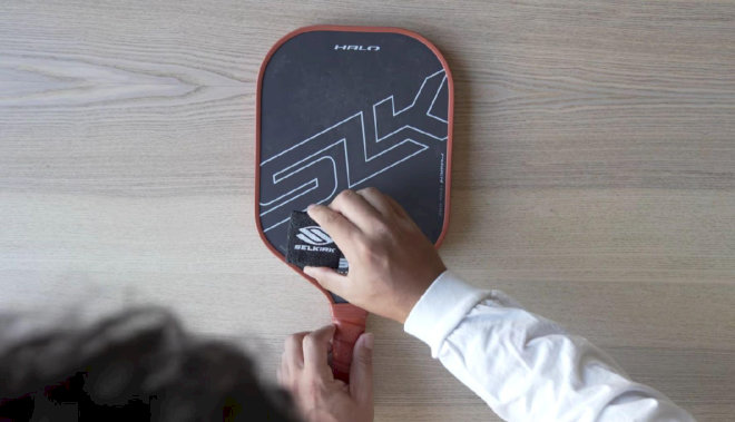 Tẩy mặt vợt bằng cục tẩy chuyên dụng lấy đi bụi mịn và dầu tay