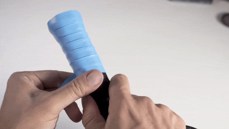 Tiếp tục quấn dây theo hình xoắn ốc, mỗi vòng chồng lên nhau khoảng 2-3 mm