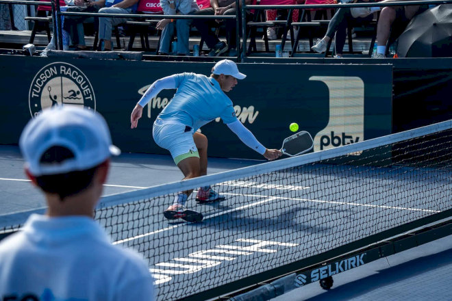 Trọng lượng vợt ảnh hưởng trực tiếp đến khả năng điều khiển và mức độ tạo lực của người chơi