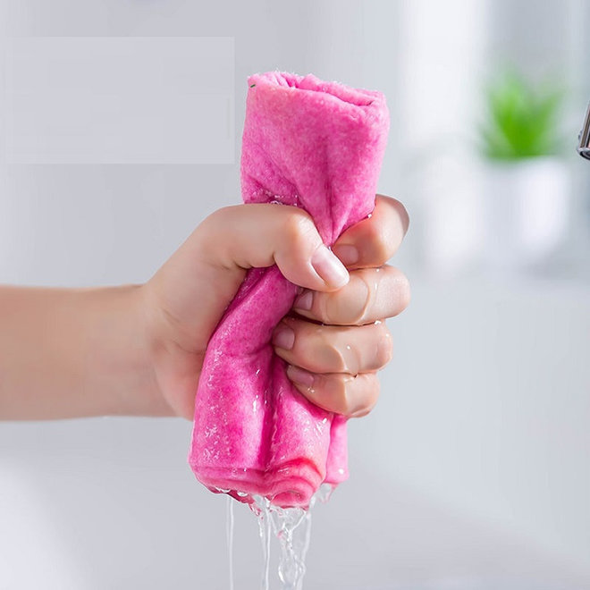 Làm ướt khăn mềm sau đó vắt thật kỹ