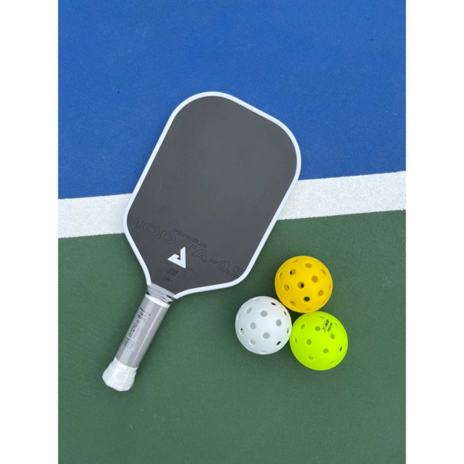 Vợt Pickleball JOOLA sở hữu mặt vợt nhám bền, giúp bóng “ăn” mặt lâu hơn