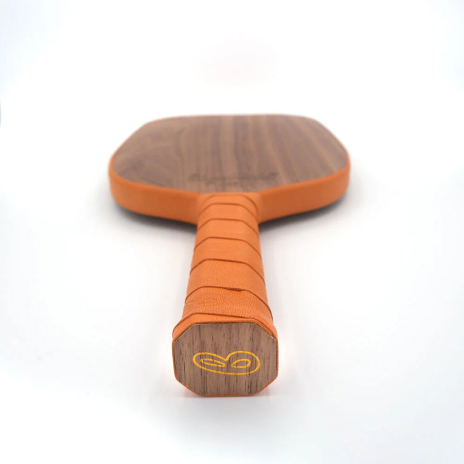 Vợt pickleball sử dụng cán gỗ thường bắt gặp ở những dòng vợt đời đầu 